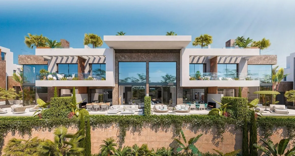 Piscine privée sur le solarium d'une maison de The List