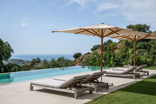 Vakantievilla huren aan de Costa del Sol: infinity pool met zeezicht