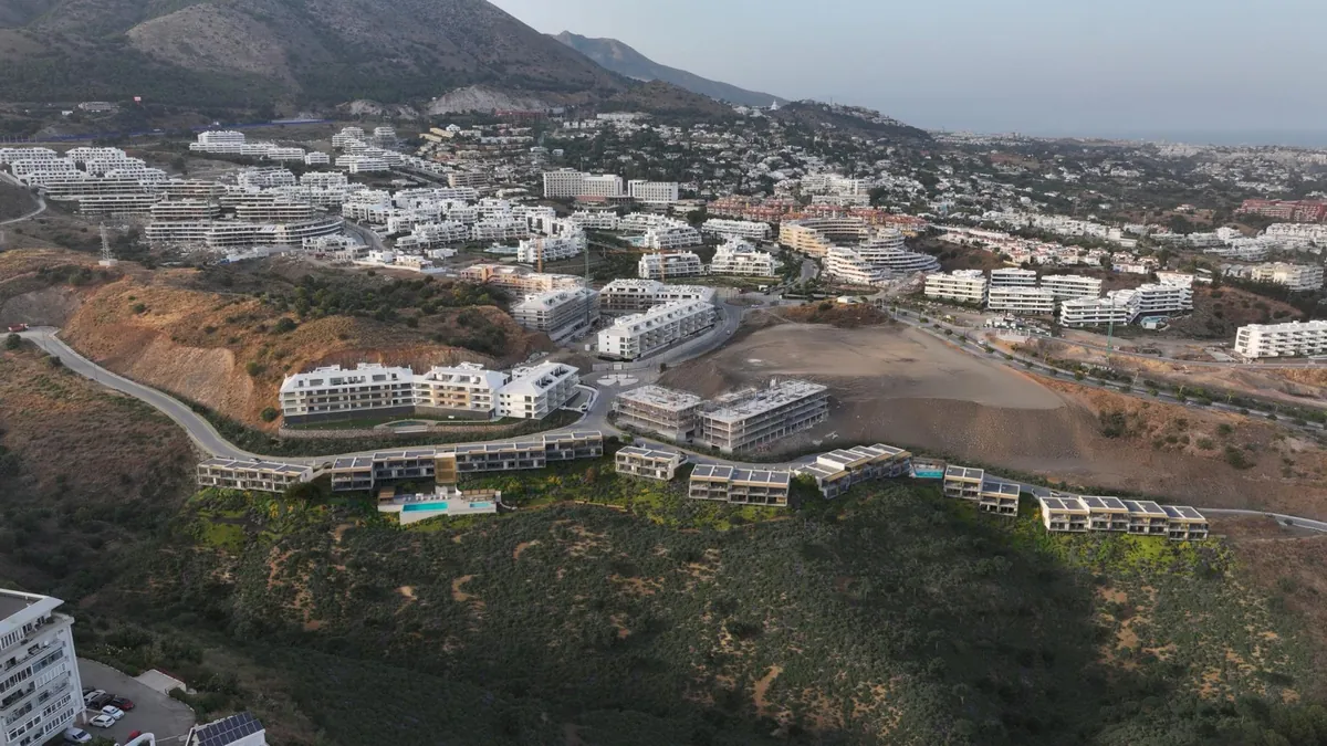 Piscine à débordement avec vue mer à Veridian
