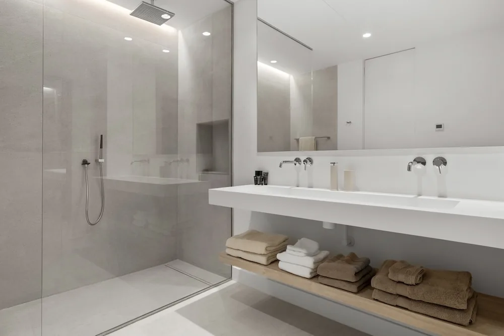 Salle de bains avec douche à l'italienne