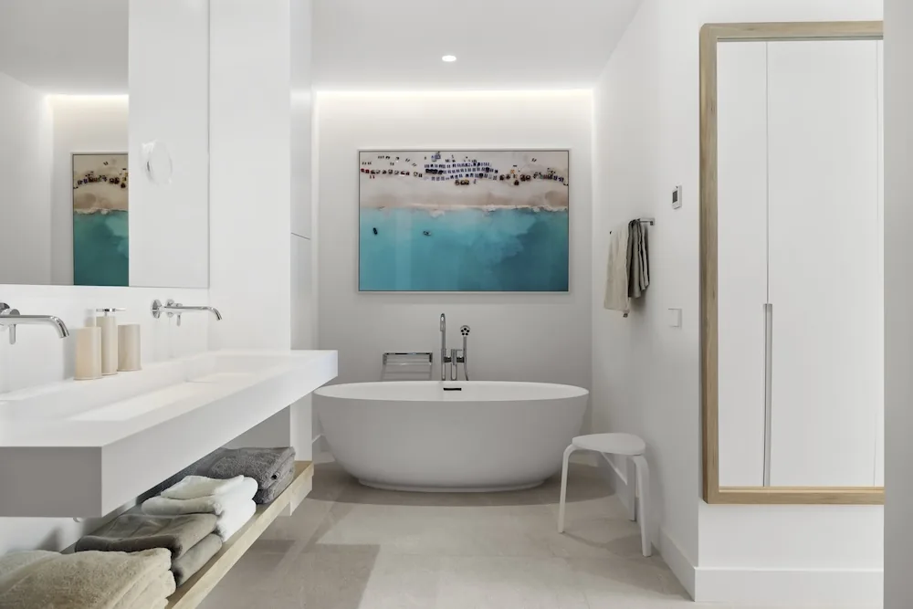 Salle de bains avec baignoire îlot