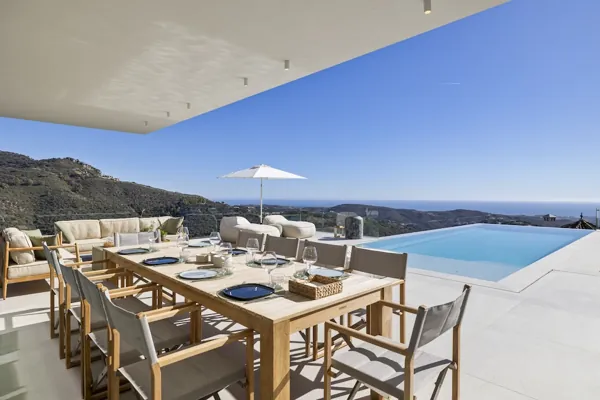 Table extérieure pour dix avec vue sur la mer et les collines