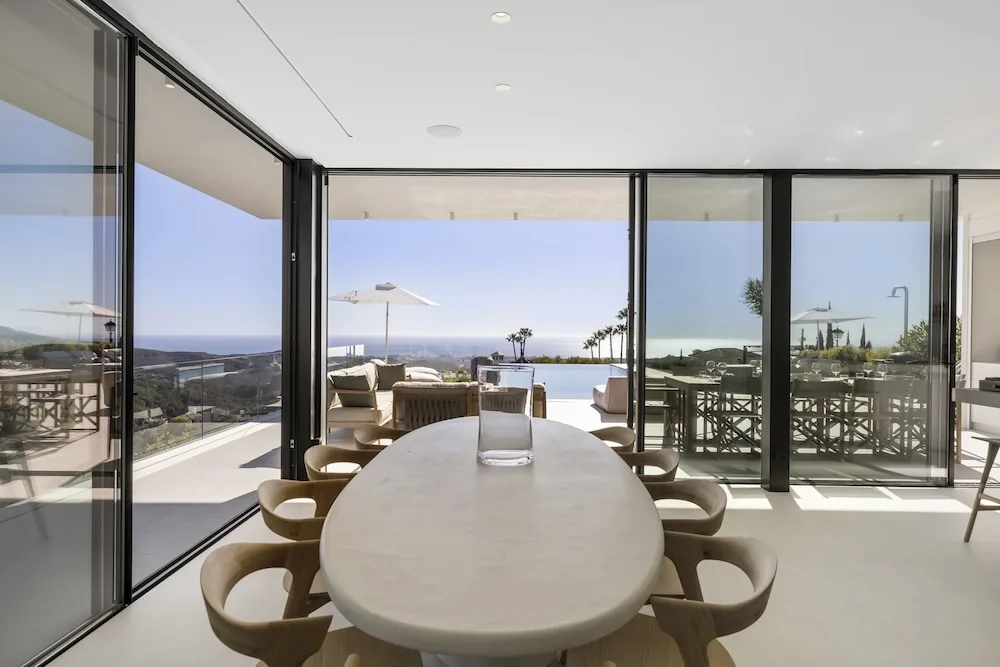 Salle à manger avec vue sur la vallée