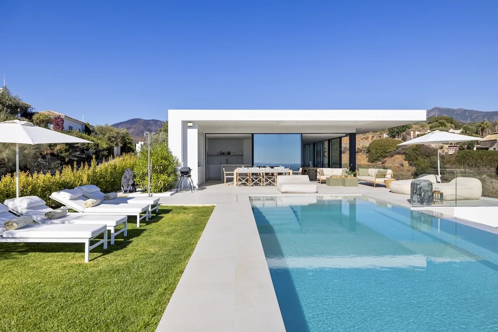 Villa moderne avec piscine et jardin