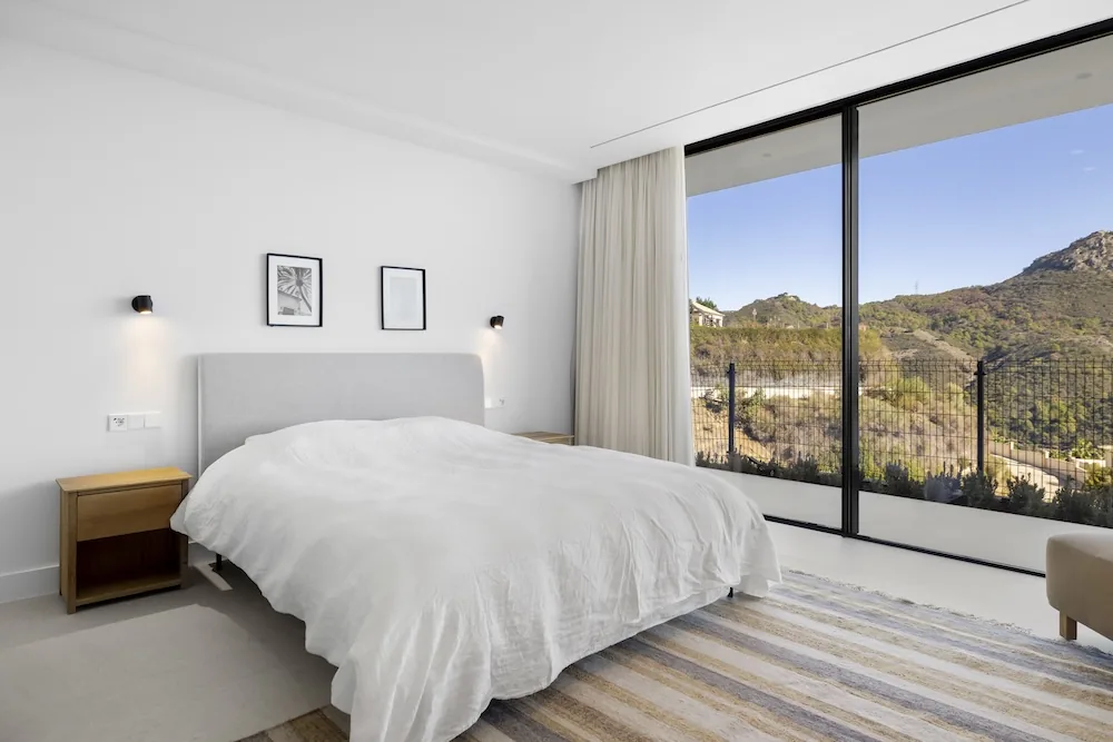 Chambre lumineuse avec baies coulissantes vers l'extérieur
