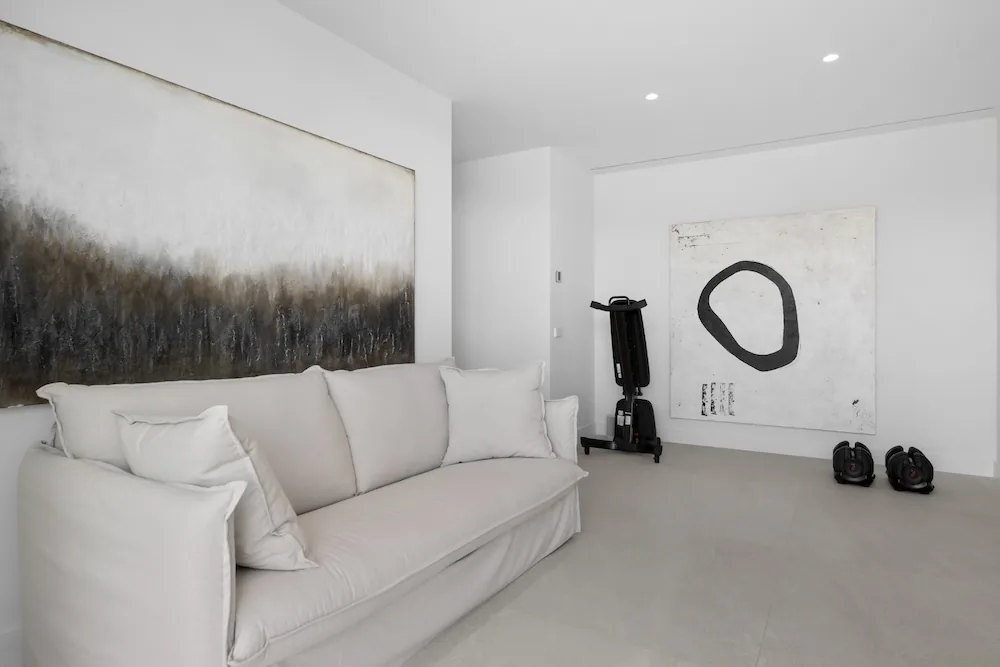 Salle TV avec coin fitness