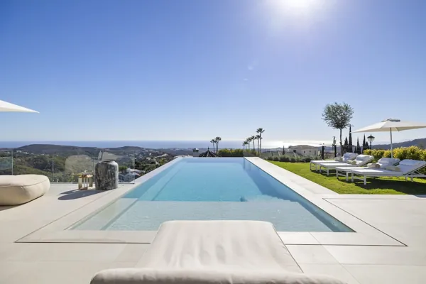 Location de villa de vacances sur la Costa del Sol : piscine à débordement avec vue mer