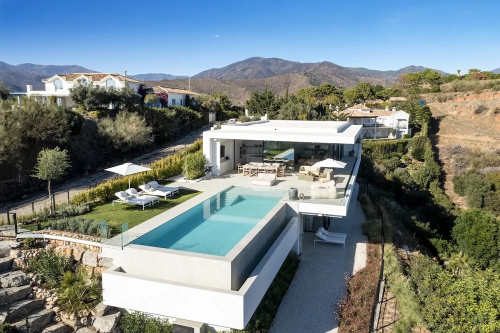 La villa et la piscine vues du ciel