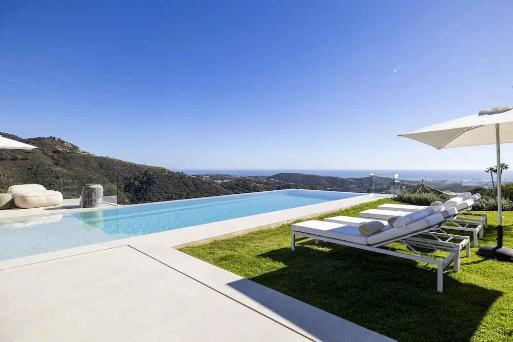 Piscine et pelouse avec vue jusqu'à la mer