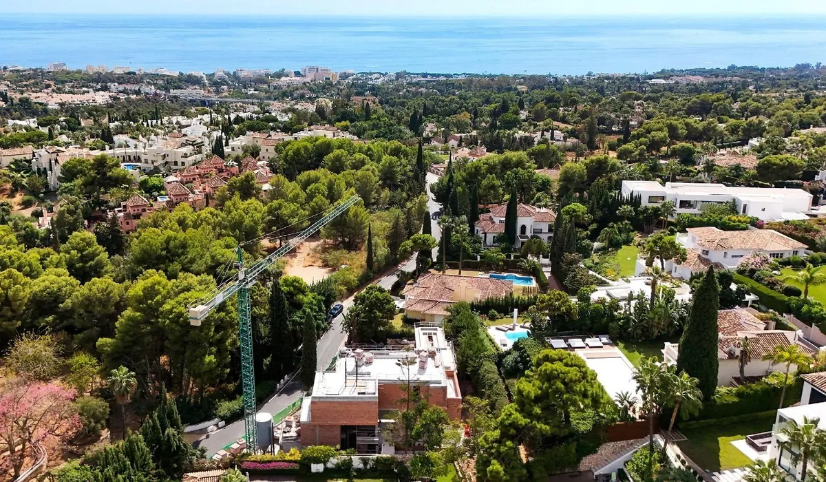 Piscina y terraza de piscina de Villa Ivory en Marbella
