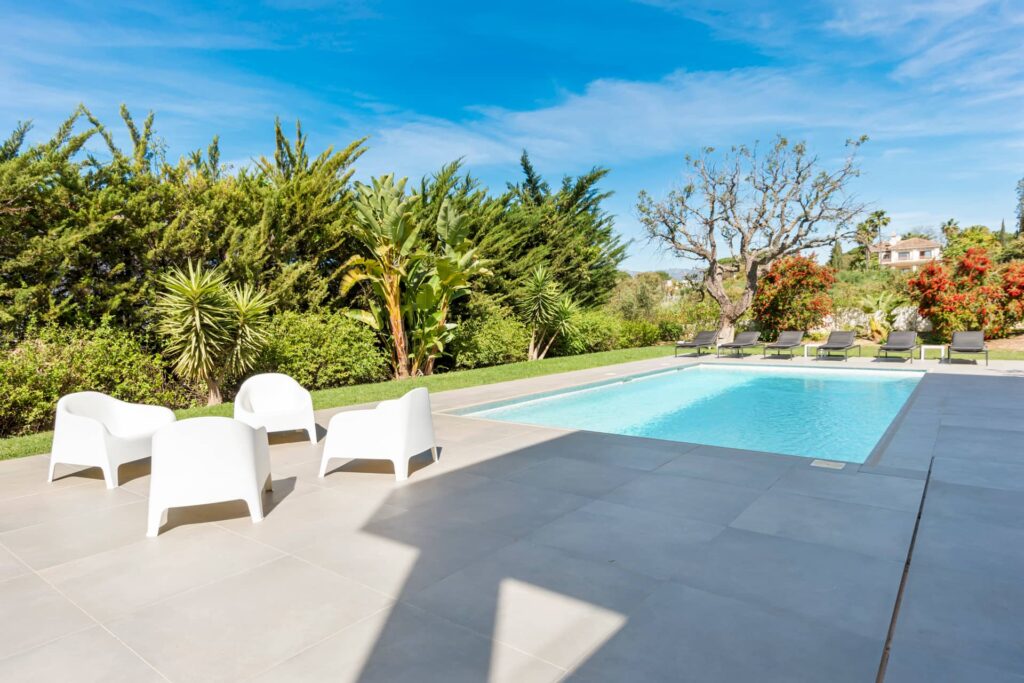 Villa Las Chapas: vakantievilla met privézwembad in Marbella 3 Zonneterras aan het zwembad van de villa