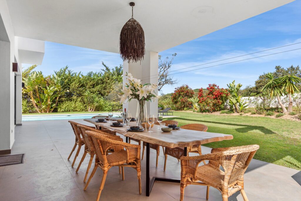 Villa Las Chapas: vakantievilla met privézwembad in Marbella 4 Overdekte buiteneethoek met tuinzicht