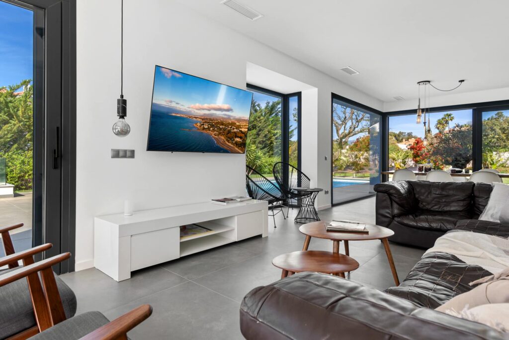 Villa Las Chapas: vakantievilla met privézwembad in Marbella 5 Woonkamer met grote glaspartijen naar de tuin