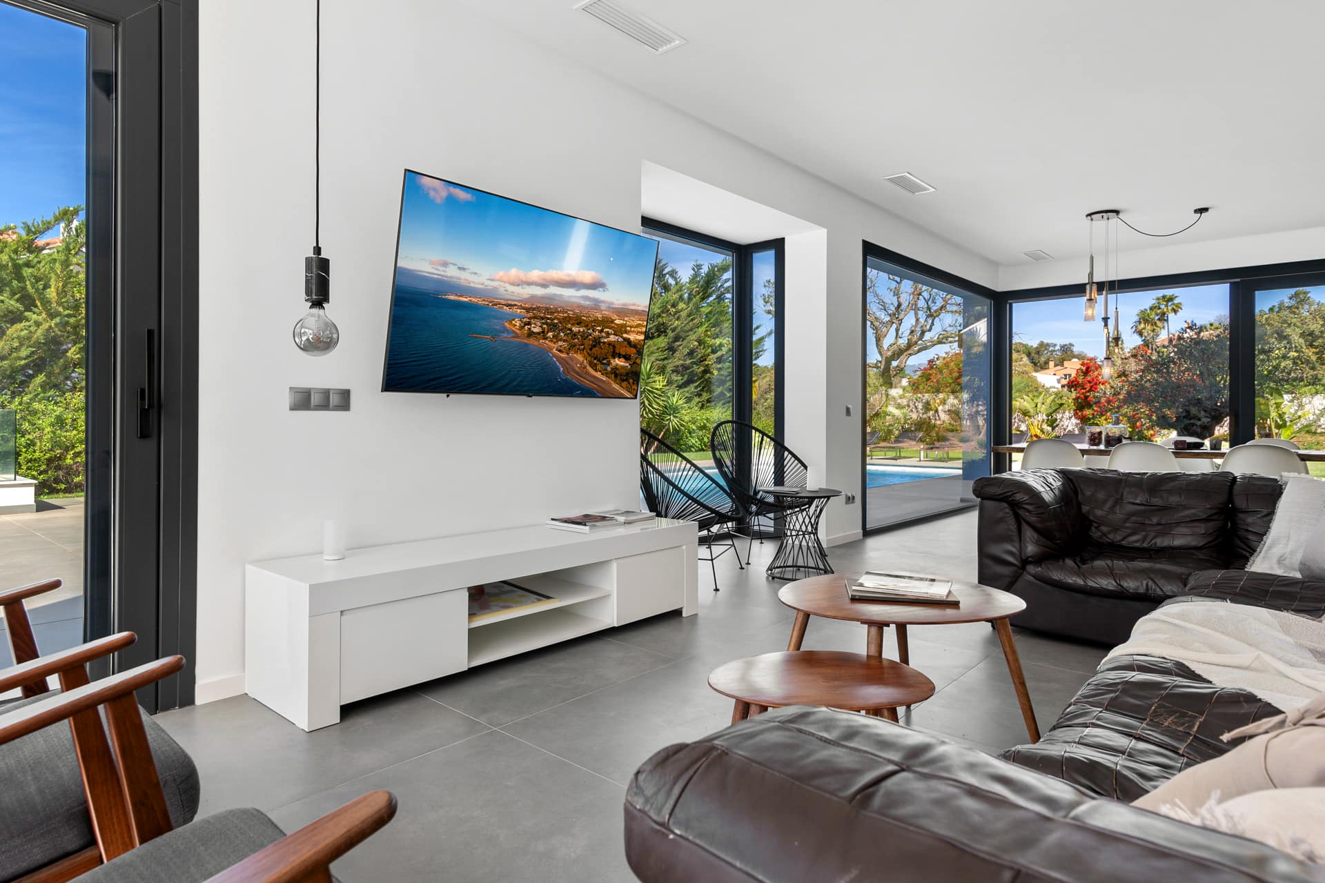 Villa Las Chapas: vakantievilla met privézwembad in Marbella 10 Woonkamer met grote glaspartijen naar de tuin