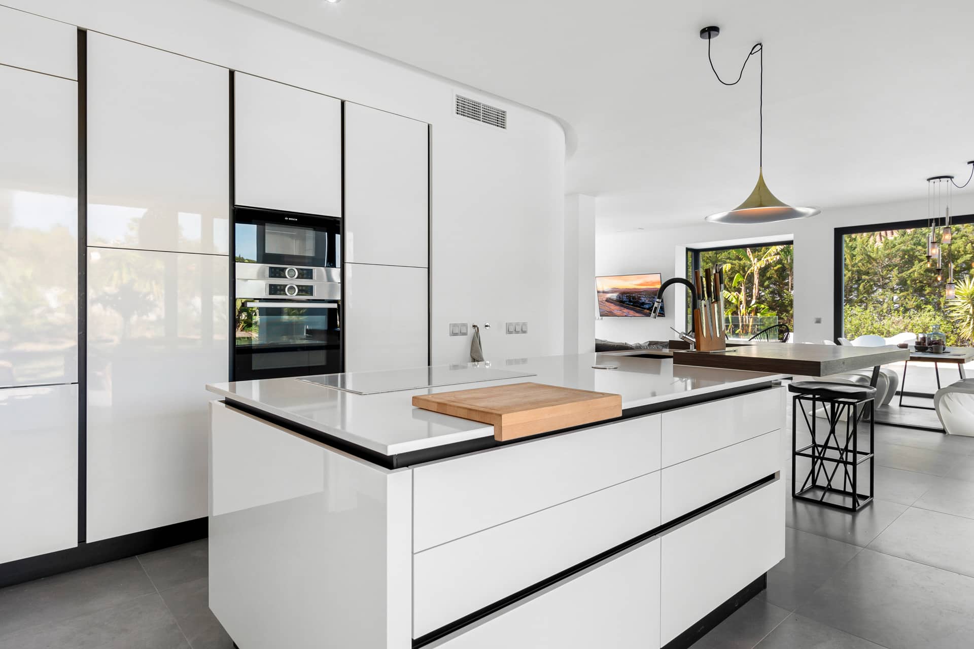 Villa Las Chapas: vakantievilla met privézwembad in Marbella 12 Moderne keuken met kookeiland