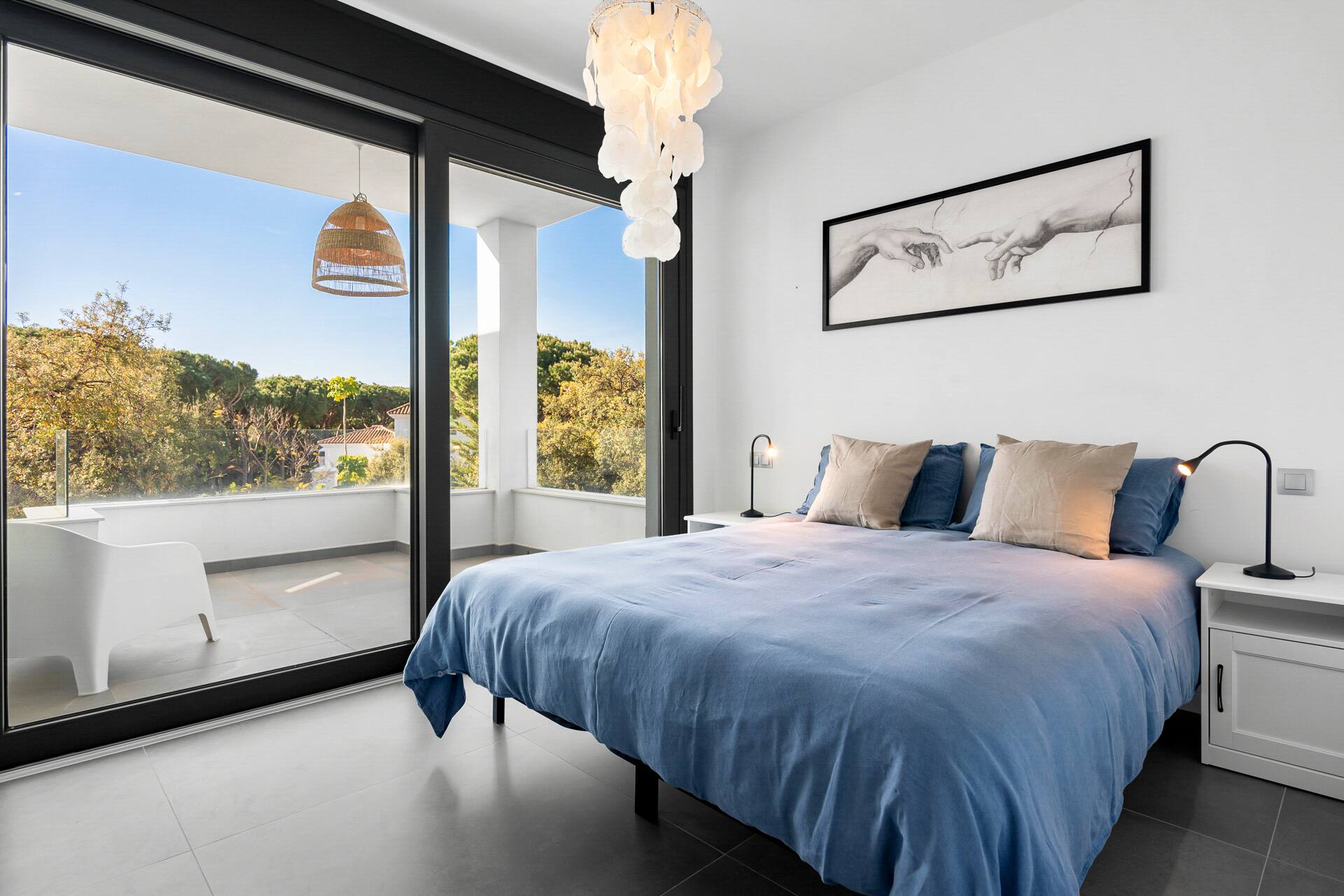 Villa Las Chapas: vakantievilla met privézwembad in Marbella 14 Slaapkamer met terras en zicht op het groen