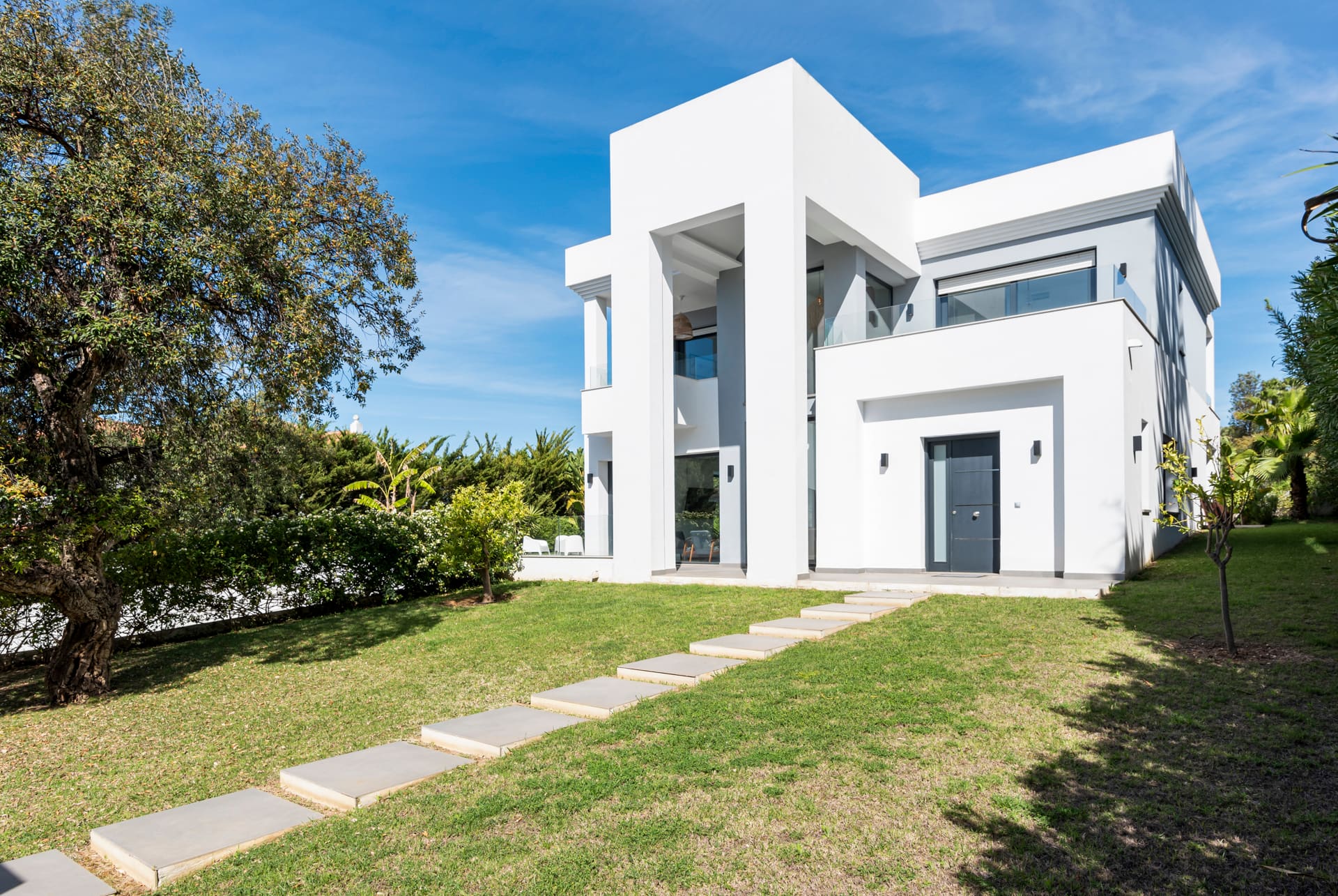 Villa Las Chapas: vakantievilla met privézwembad in Marbella 21 Voorgevel van de moderne villa