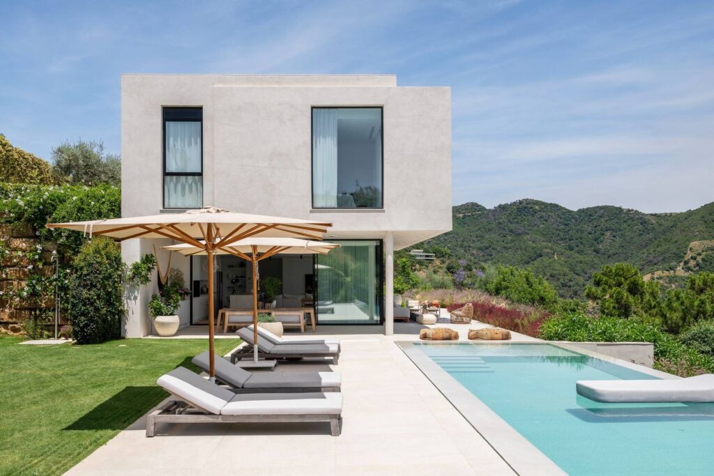 Villa Sesa in Monte Mayor, Benahavís, met infinity pool en bergzicht