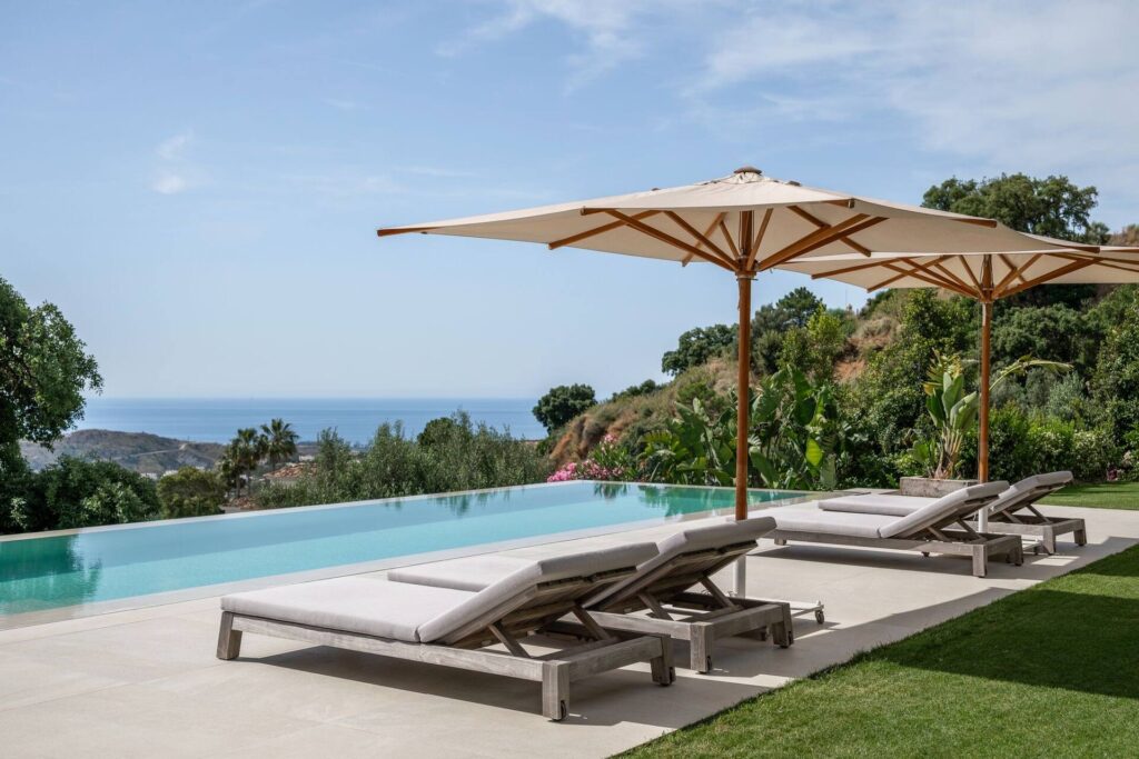 Piscine à débordement avec vue mer