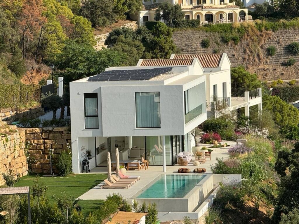 Villa Sesa: designvilla met infinity pool en zeezicht in Benahavís 4 Designvilla tegen de heuvels van Monte Mayor