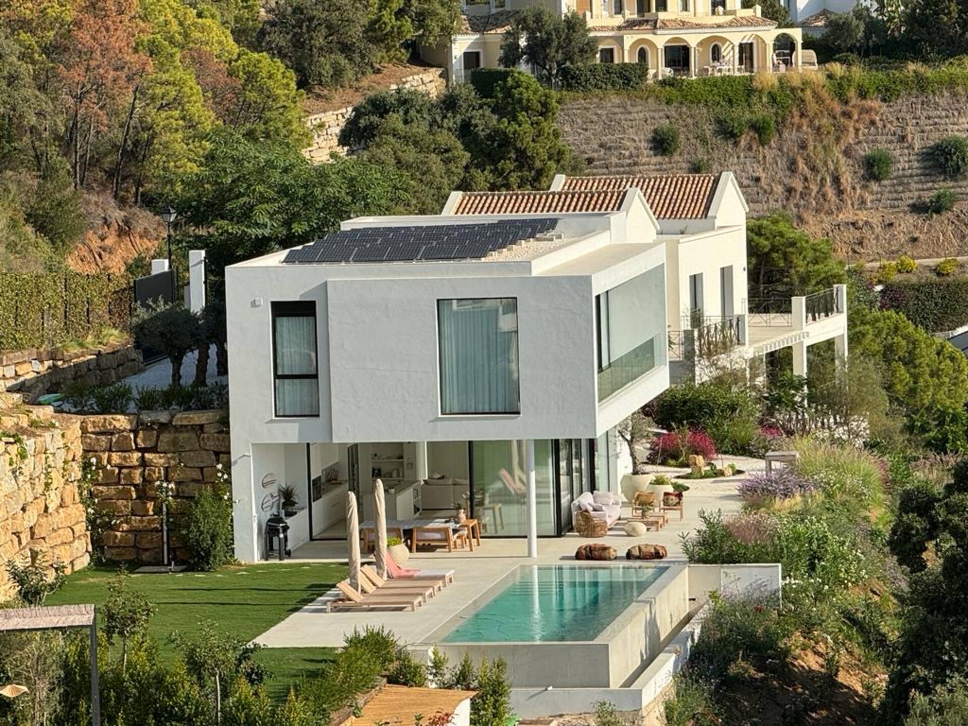 Villa Sesa: designvilla met infinity pool en zeezicht in Benahavís 9 Designvilla tegen de heuvels van Monte Mayor