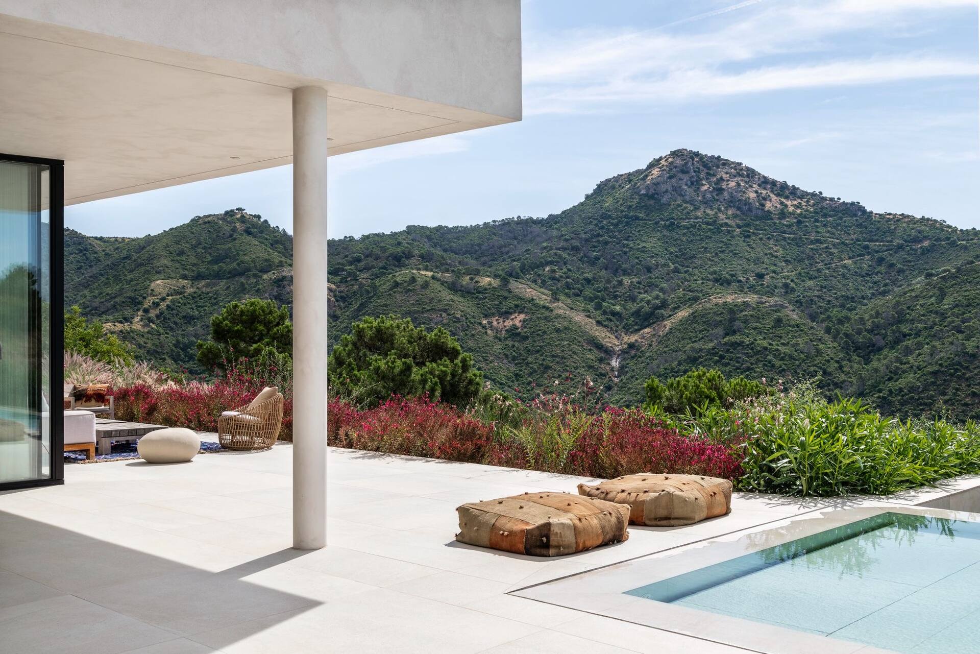 Villa Sesa: designvilla met infinity pool en zeezicht in Benahavís 10 Terras met uitzicht op de bergen van Benahavís