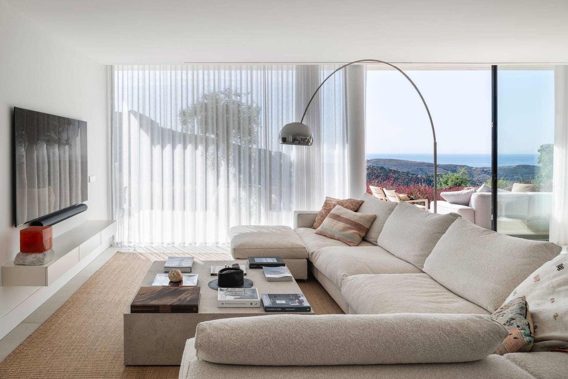 Villa Sesa: designvilla met infinity pool en zeezicht in Benahavís 11 Woonkamer met zicht op zee en bergen