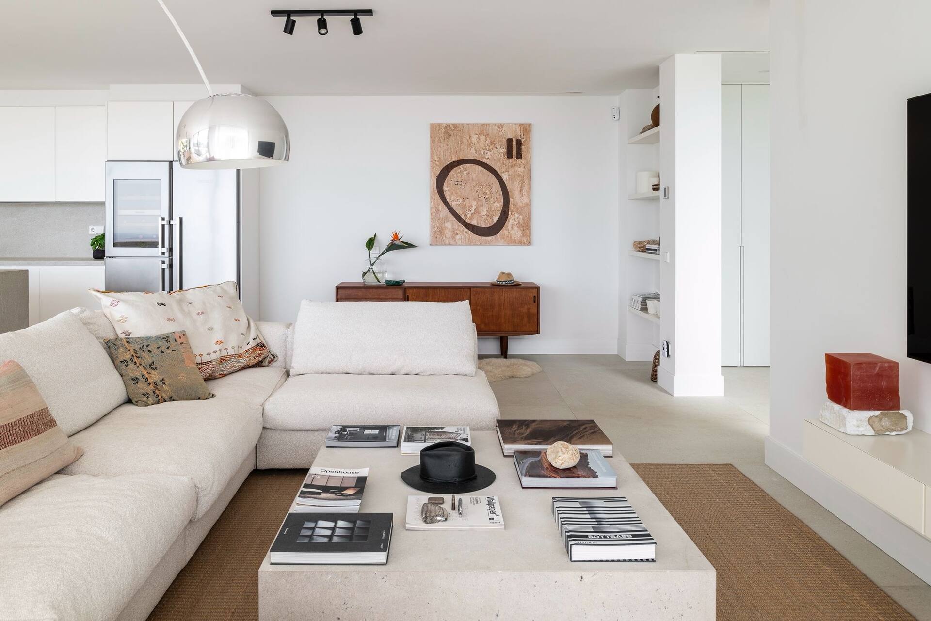 Villa Sesa: designvilla met infinity pool en zeezicht in Benahavís 12 Lichte woonkamer met designmeubels