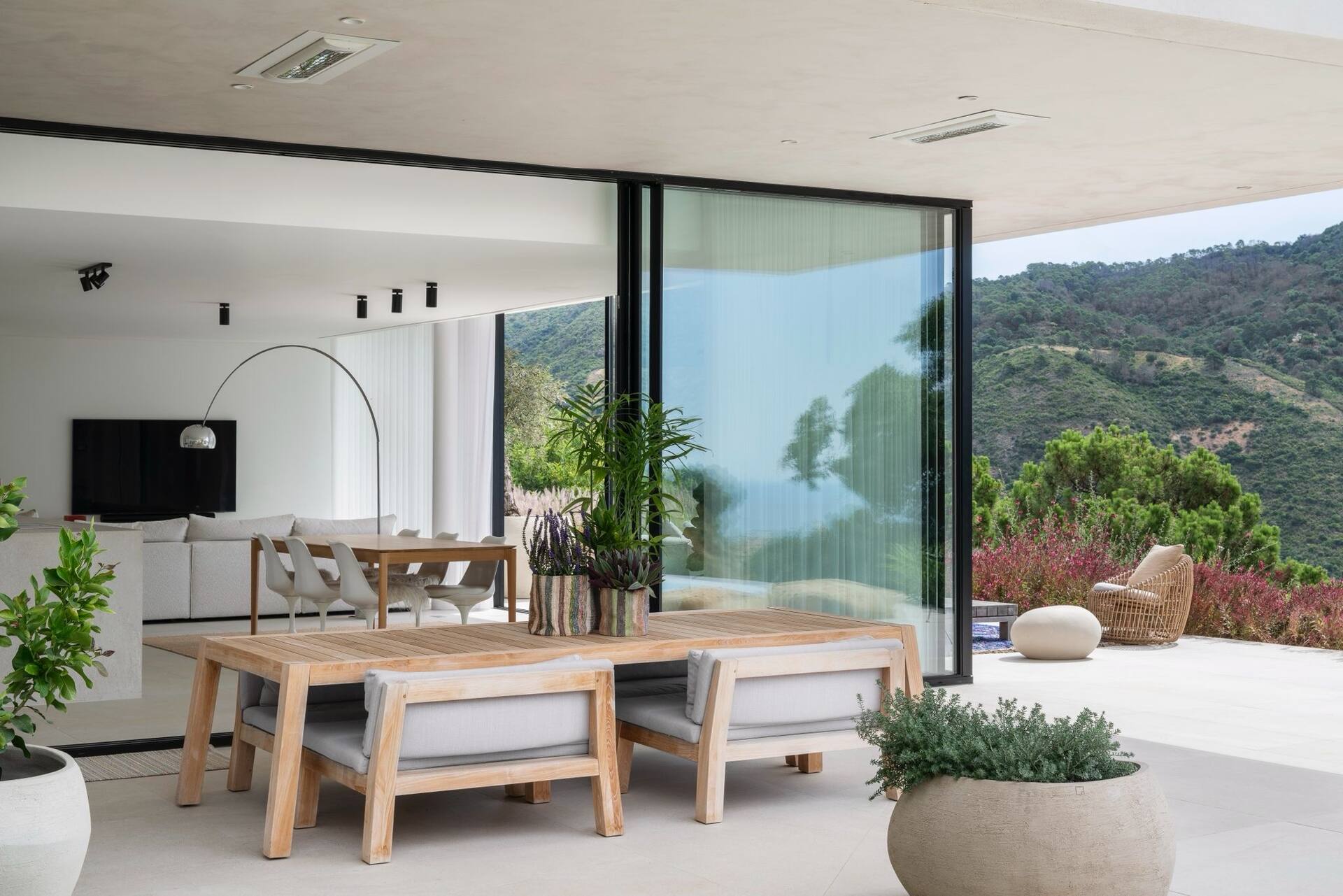 Villa Sesa: designvilla met infinity pool en zeezicht in Benahavís 13 Eethoek die opent naar het terras