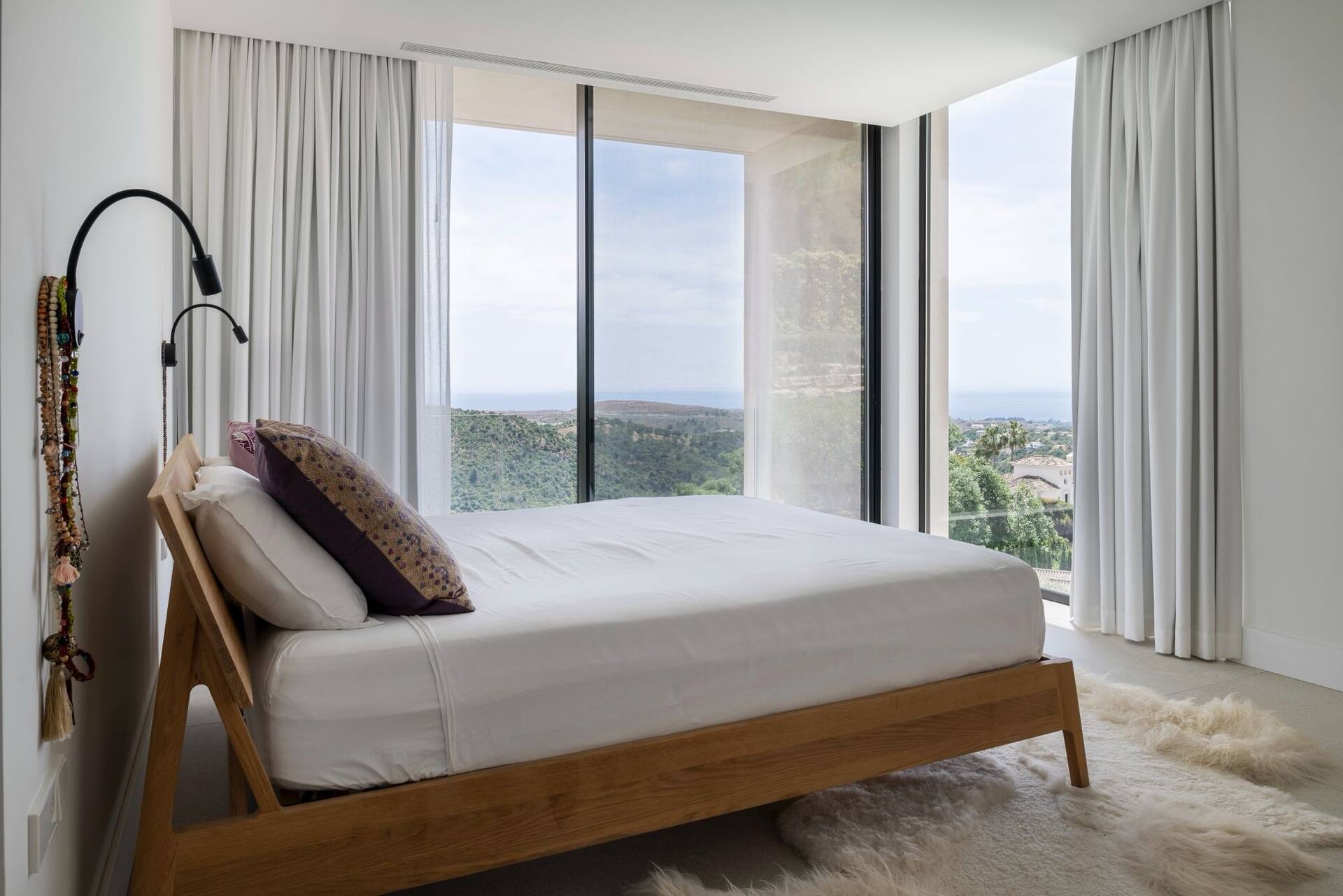 Villa Sesa: designvilla met infinity pool en zeezicht in Benahavís 14 Hoofdslaapkamer met panoramisch uitzicht