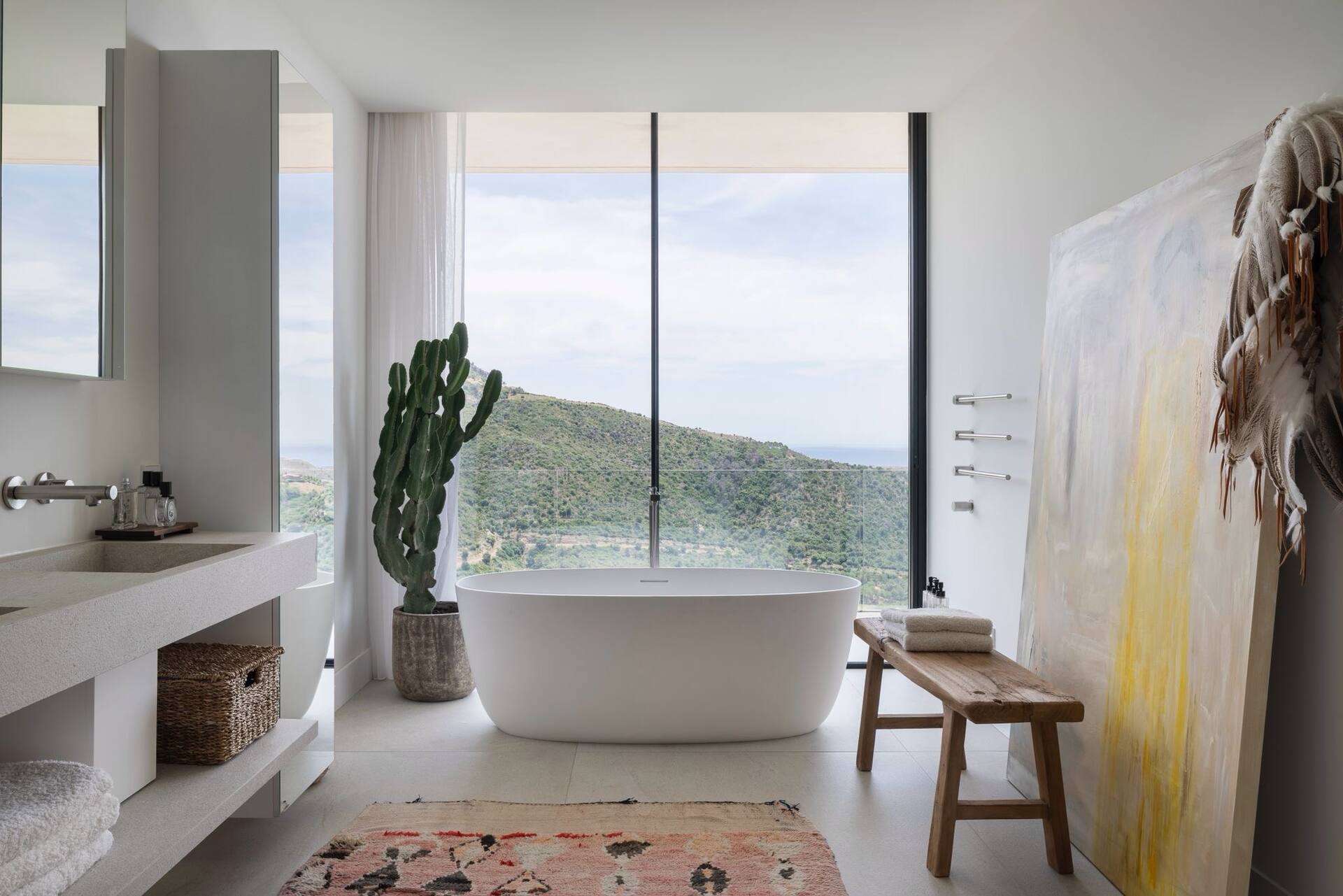 Villa Sesa: designvilla met infinity pool en zeezicht in Benahavís 15 Badkamer met vrijstaand bad en zicht op de vallei
