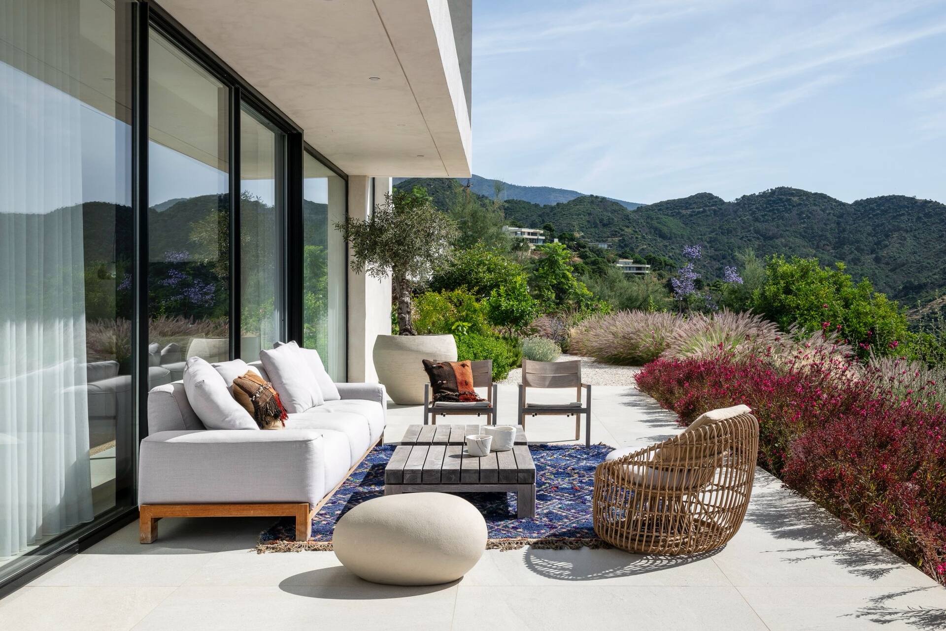 Villa Sesa: designvilla met infinity pool en zeezicht in Benahavís 17 Buitenlounge op het terras