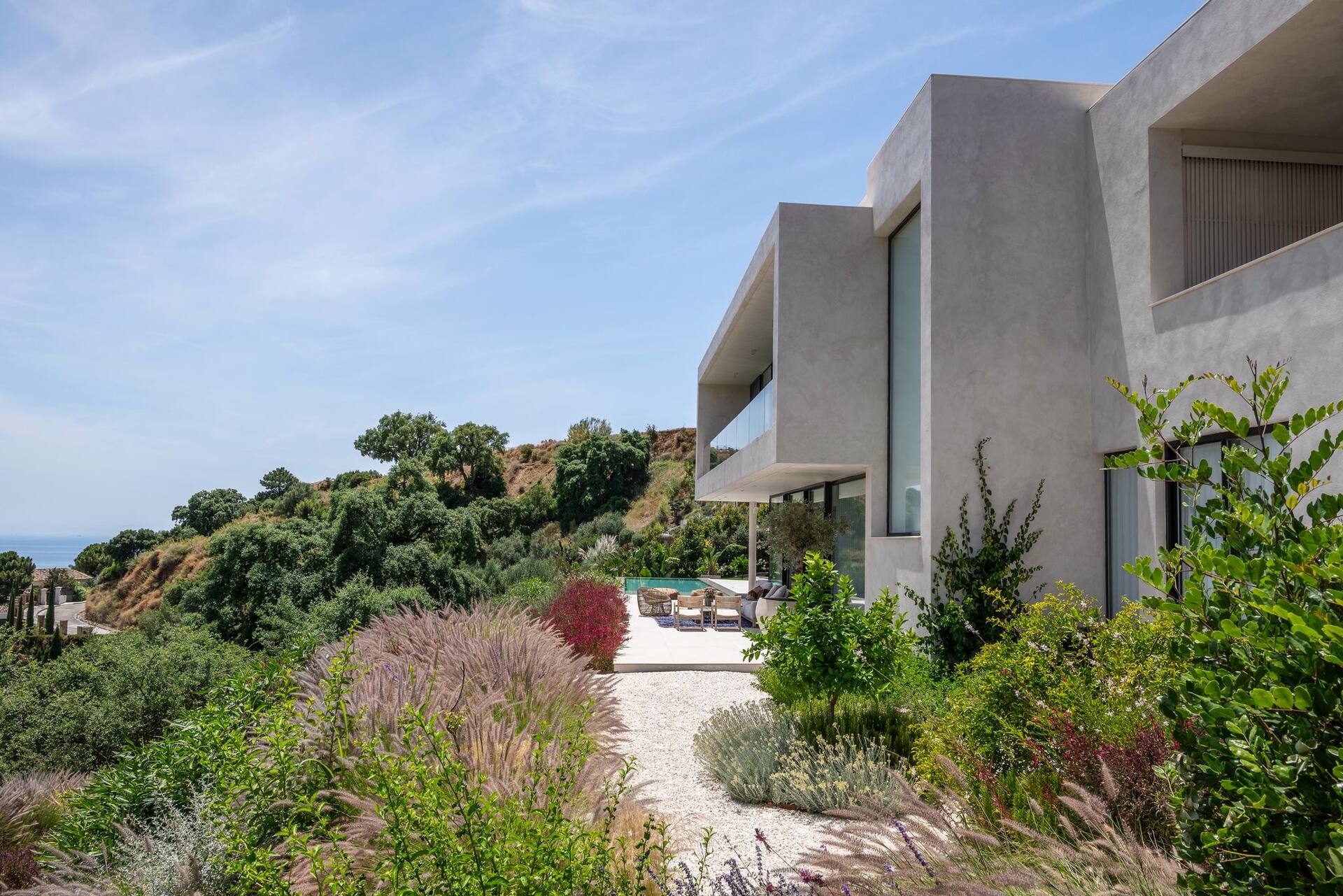 Villa Sesa: designvilla met infinity pool en zeezicht in Benahavís 19 Villa en tuin met mediterrane beplanting