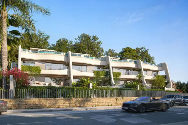 AÍDA, Golden Mile, Marbella: building surrounded by greenery