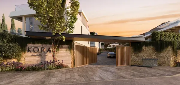 Kora Residences, Estepona: afgesloten toegangspoort van de residentie bij zonsondergang (3D-weergave)