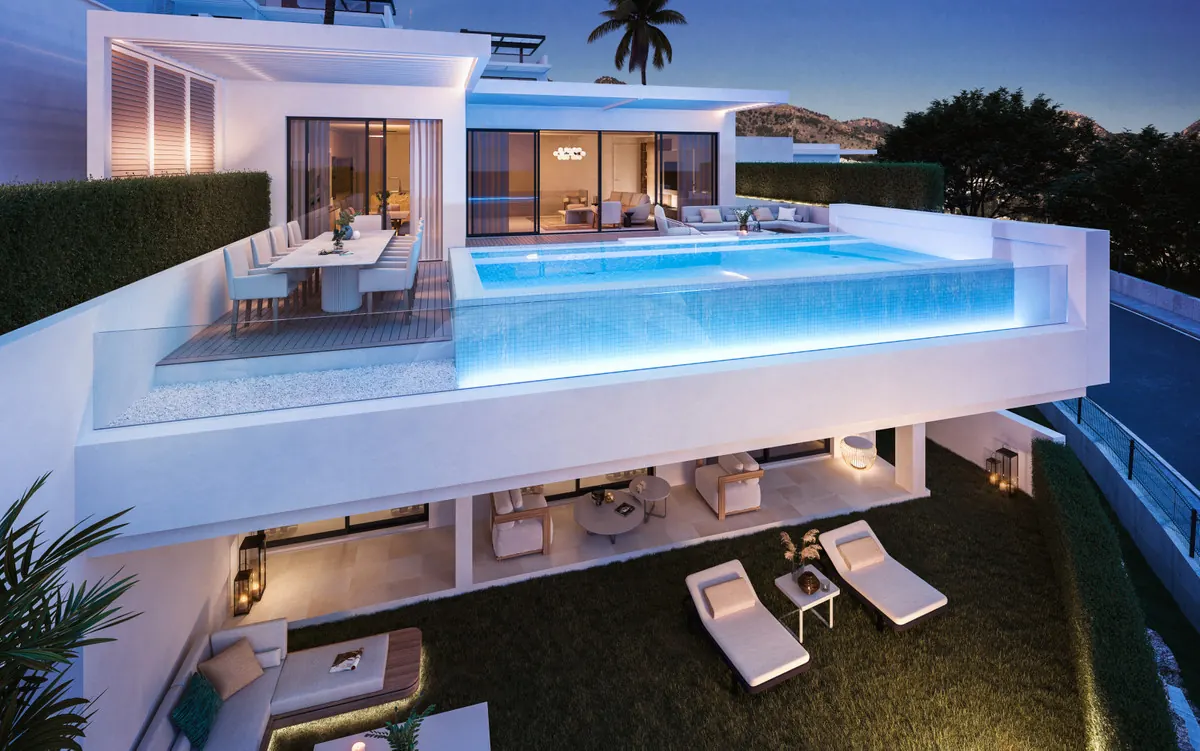 Moana, Benalmádena: villa met zwembad bij avond