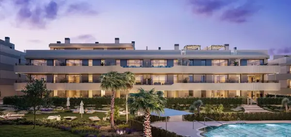 Nyra Residences, Estepona : façade de la résidence au crépuscule avec jardin et piscine (rendu 3D)