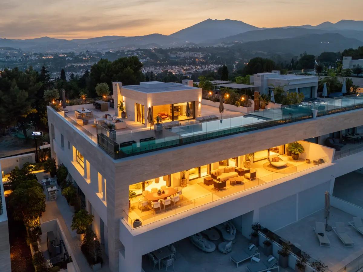 Skyvilla 6, Nueva Andalucía, Marbella : le penthouse en soirée avec vue sur La Concha