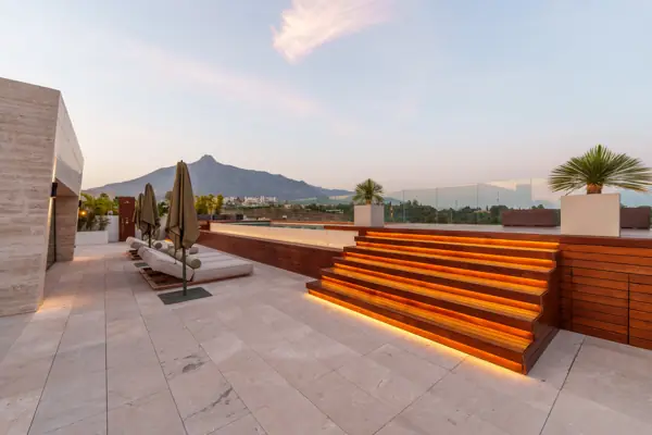 Skyvilla 6, Nueva Andalucía, Marbella : toit-terrasse et escalier en soirée