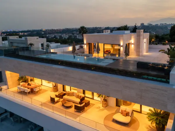 Skyvilla 6, Nueva Andalucía, Marbella : le penthouse en soirée